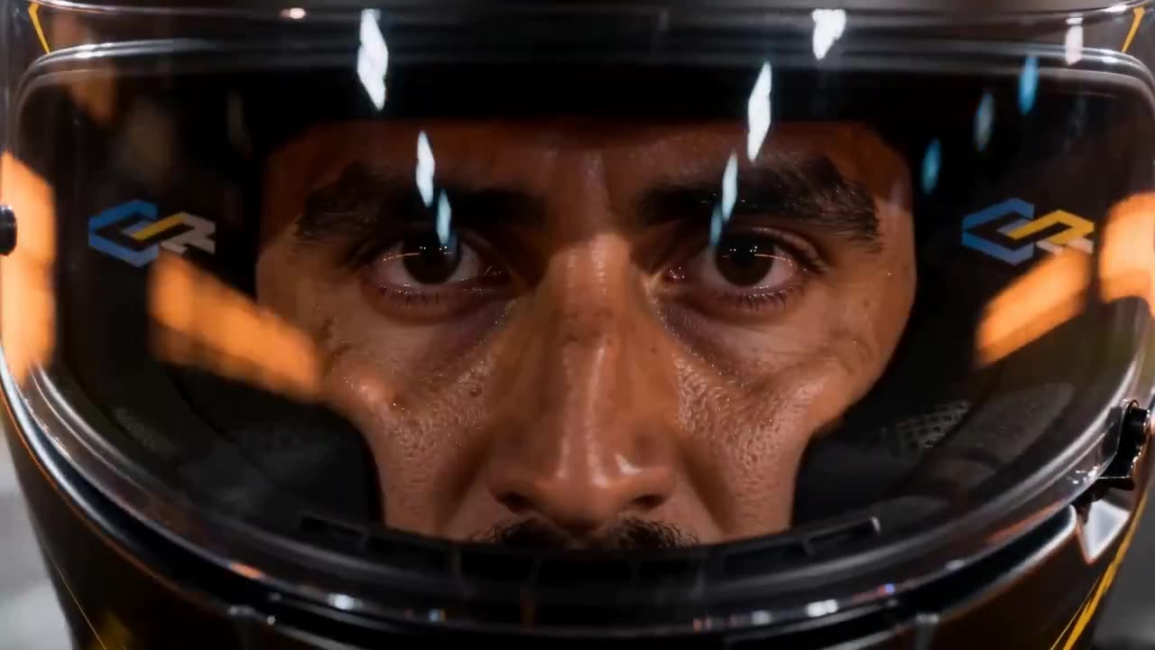 Piloto de kart em pista noturna